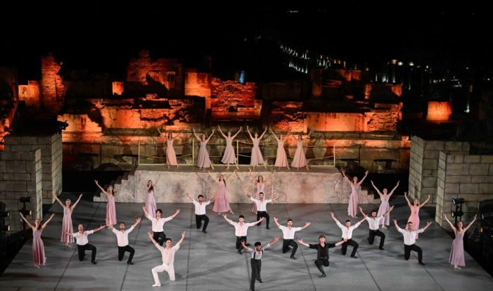 Efes Antik Tiyatro’da ‘Zorba’ sahnelendi..