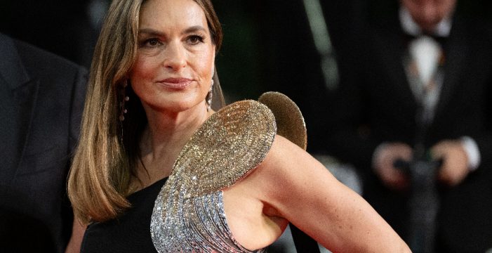 Emmy Ödülleri Töreninde 15 yıl sonra bir ilk: Gecenin sunucusu Mariska Hargitay oldu.. Emmy Ödülleri Töreninde 15 yıl sonra bir ilk: Gecenin sunucusu Mariska Hargitay oldu..