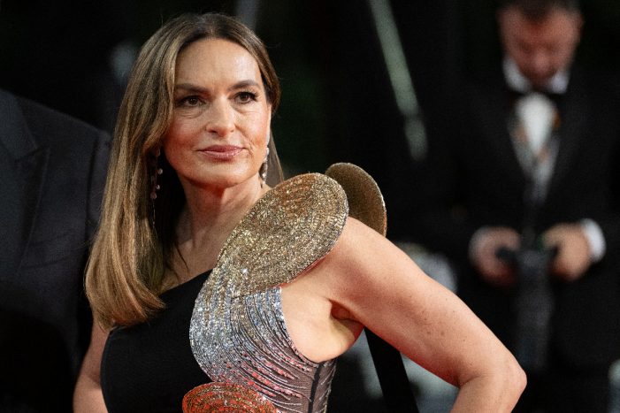 Emmy Ödülleri Töreninde 15 yıl sonra bir ilk: Gecenin sunucusu Mariska Hargitay oldu..