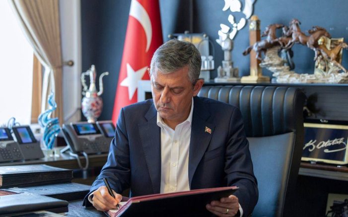 Özgür Özel ve 91 milletvekili CHP’den istifa etti..