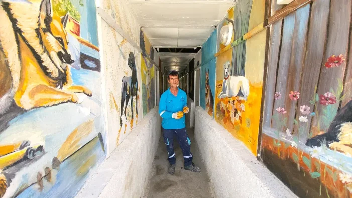 Adıyaman’da belediye işçisi Mahmut Yıldız sokakları sanatla buluşturuyor..