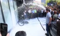 Tankerlerle getirip yüzlerce litre sütü yollara döktüler..
