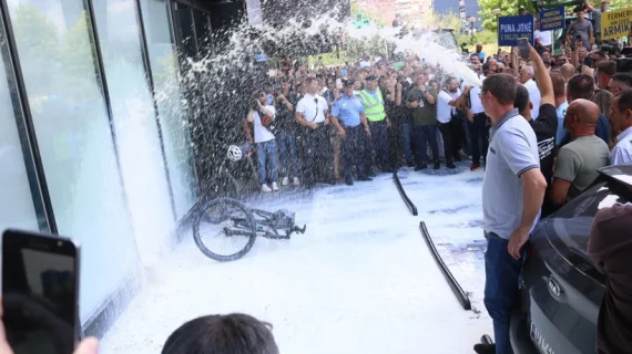 Tankerlerle getirip yüzlerce litre sütü yollara döktüler.. Tankerlerle getirip yüzlerce litre sütü yollara döktüler..