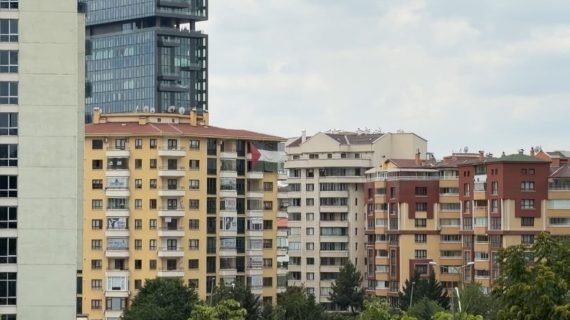 Ankara’da Trump’ın kalacağı otelin karşısına Filistin bayrağı asıldı..
