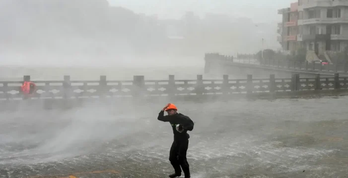 Çin’i Dolphin Tayfunu vurdu..