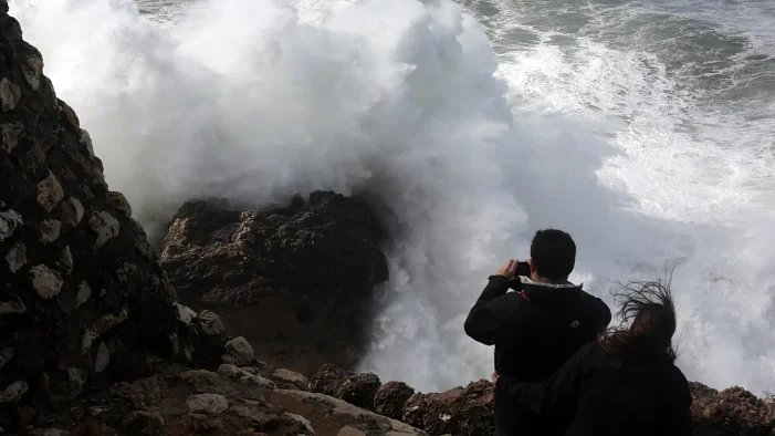 Greenpeace: Deniz yükseldi, Portekiz kıyıları risk altına girdi..