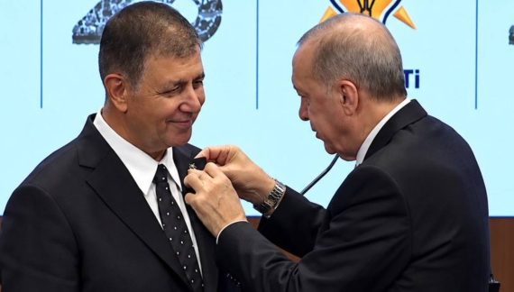 Cemil Tugay rozeti taktı: İzmir Büyükşehir Belediyesi AK Parti’ye geçti..