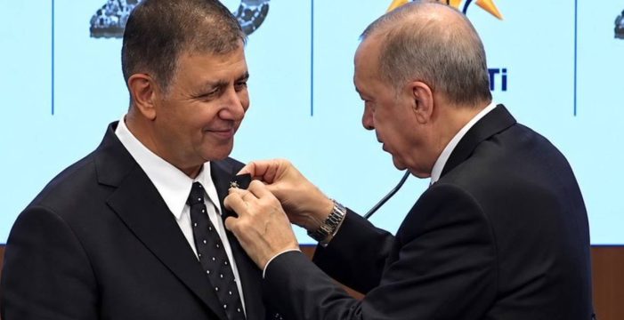 Cemil Tugay rozeti taktı: İzmir Büyükşehir Belediyesi AK Parti’ye geçti..