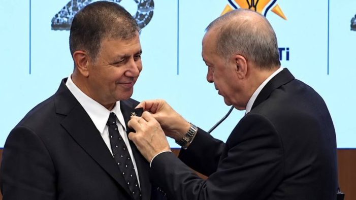 Cemil Tugay rozeti taktı: İzmir Büyükşehir Belediyesi AK Parti’ye geçti..